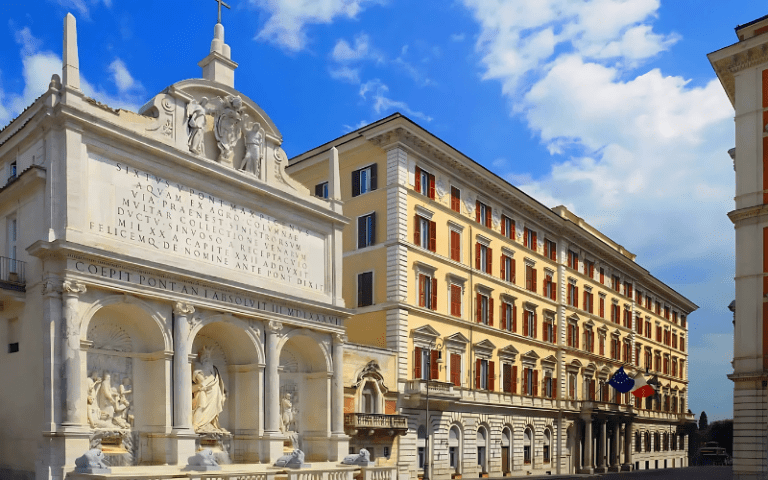 Thiết kế kiến trúc khách sạn The St. Regis Rome ở Ý, từng chi tiết từ nội thất bọc vải lụa cao cấp đến các cột trụ thanh thoát đều mang lại cảm giác ấm áp, hoài cổ Thiết kế kiến trúc khách sạn The St. Regis Rome ở Ý, từng chi tiết từ nội thất bọc vải lụa cao cấp đến các cột trụ thanh thoát đều mang lại cảm giác ấm áp, hoài cổ