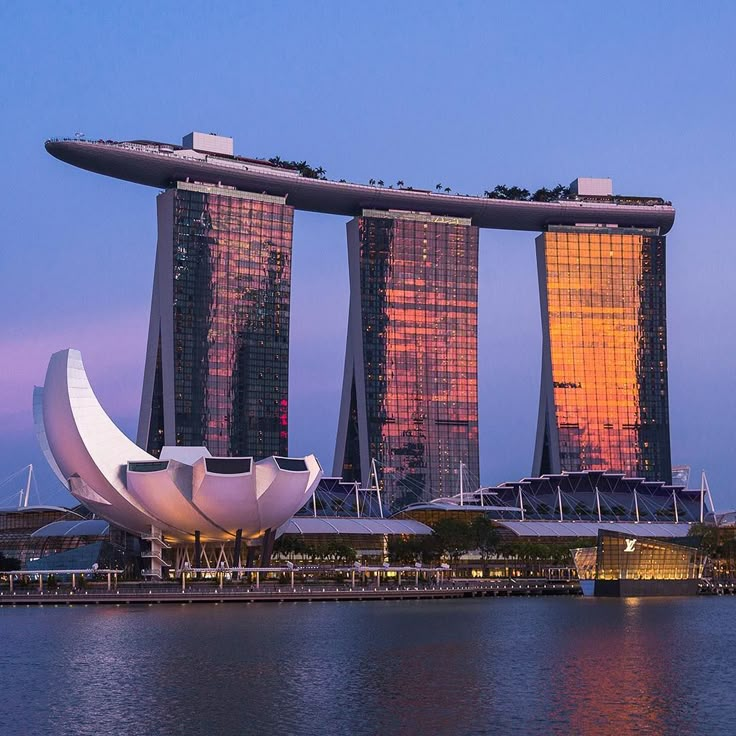 Thiết kế khách sạn Marina Bay Sands là biểu tượng nổi bật với thiết kế ba tòa tháp cao chót vót.