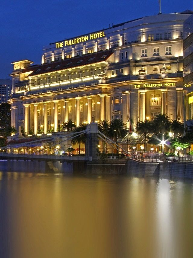 Thiết kế khách sạn The Fullerton Bay Hotel gây ấn tượng với vị trí bên bờ vịnh Marina thơ mộng