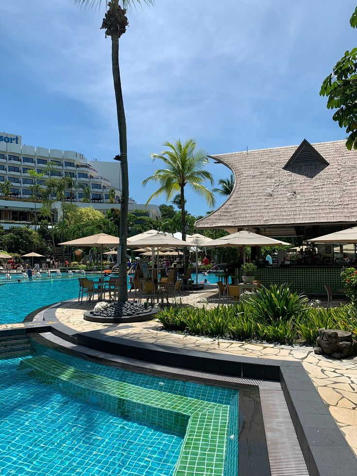 Shangri-La Hotel với khu vườn nhiệt đới xanh mát giữa lòng đô thị.