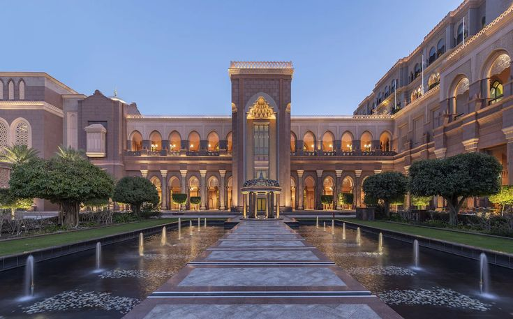 Emirates Palace, Abu Dhabi nằm ở trung tâm Abu Dhabi, khu nghỉ dưỡng này là biểu tượng của sự xa hoa và dịch vụ đẳng cấp